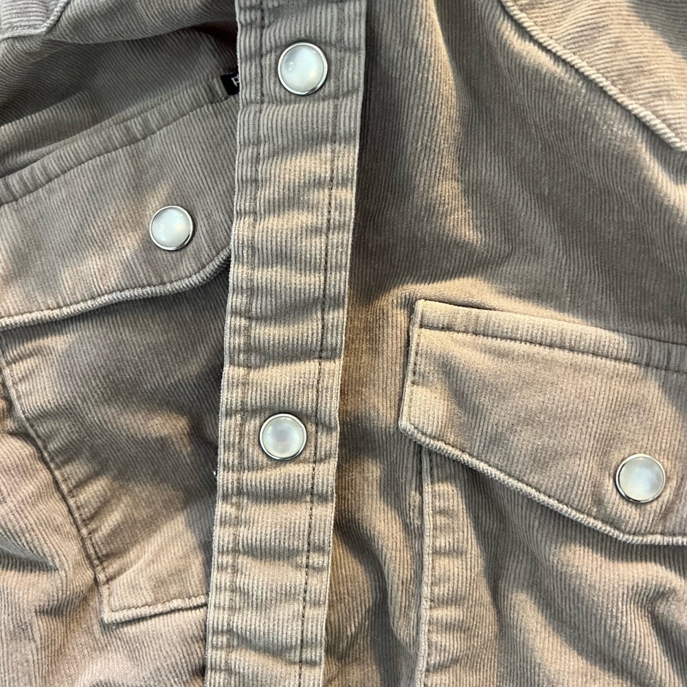 Men’s corduroy button shirt with pearl buttons.